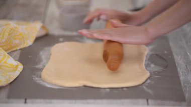 Kadınların elleri hamur rulo.