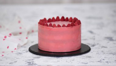 Ahududulu kremalı kremalı pasta. Tatlı yemek.