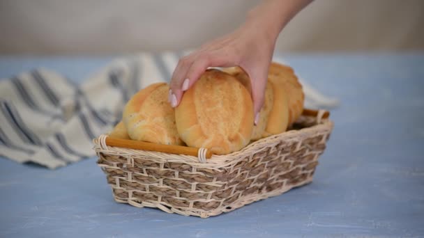 Hemlagat Italienskt Bröd Mantovane Korg — Stockvideo