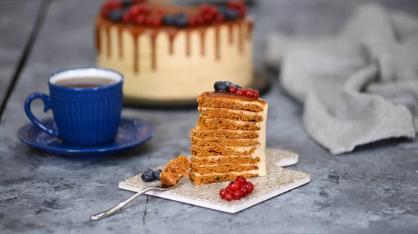 Bucată Tort Stratificat Caramel Decorat Fructe Pădure — Fotografie, imagine de stoc