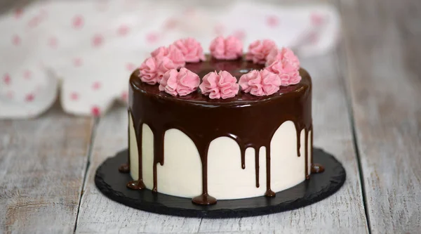 Herkullinen Kotitekoinen Kakku Koristeltu Suklaalla Vaaleanpunaisilla Kermakukilla — kuvapankkivalokuva