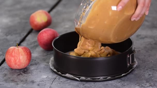 Main Chef Femelle Versant Pâte Dans Plat Cuisson Pour Tarte — Video