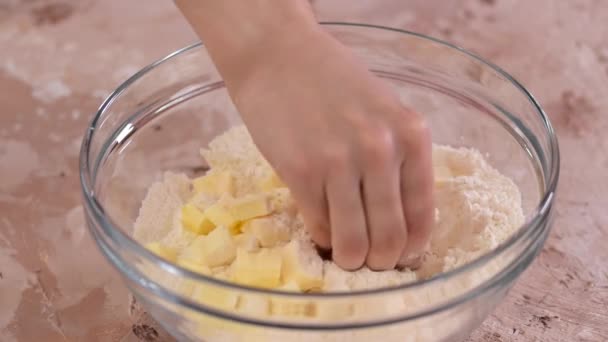 Hand Mischen Des Mehls Und Der Butter Der Glasschüssel — Stockvideo