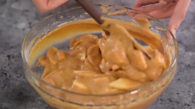 Elmalı turta hamurunu masada bir kasede karıştırmak..