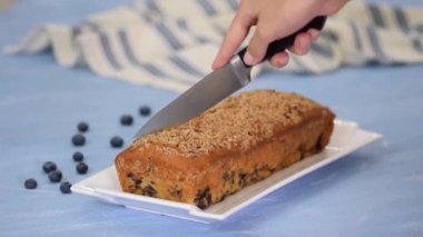 Taze yaban mersinli keki kesiyorum..