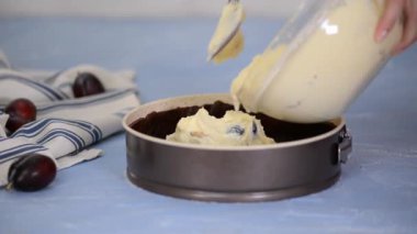 Kız çikolata bazlı erikli kek hazırlıyor. Sonbahar hamur işleri.