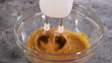 Adım adım para kazanma süreci. Kahverengi şekerli yumurta çırpmak ve elektrikli mikser..