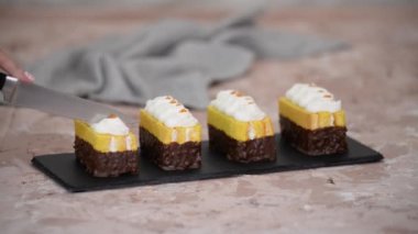 Kayısı pastasını çikolatalı kremayla doğramak. Tatlı yemek..