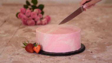 Çilekli kremalı pastayı pembe ayna jöleli kesiyorum..