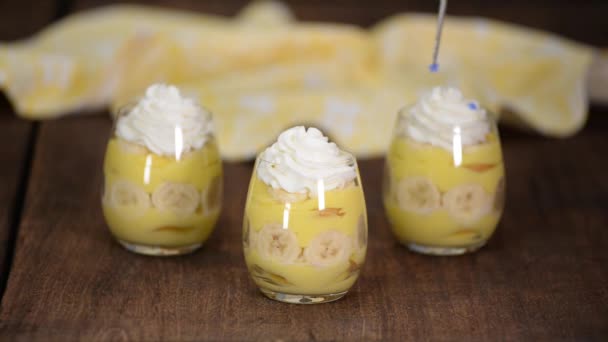 Bakverk kock dekorera banan pudding med blommor. — Stockvideo