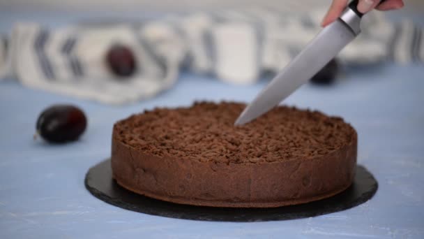 Taglio torta di cioccolato frolla fatta in casa con prugne. — Video Stock