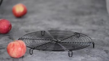 Yuvarlak bir teneke içinde taze pişmiş elma ve tarçınlı kek..