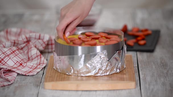 Fiatal nő díszíti a születésnapi torta epret. — Stock videók