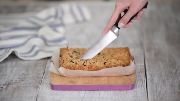 Κοπή σπιτική τούρτα crumble Berry, — Αρχείο Βίντεο