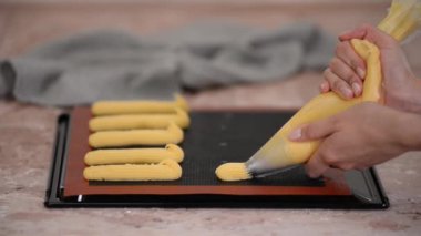 Ev mutfağında eklerlerin hazırlanması. Eklemelerin pişirilme süreci.