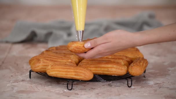Chef Pâtissier Remplit Les Éclairs Avec Des Crèmes Sac Pâtisserie — Video