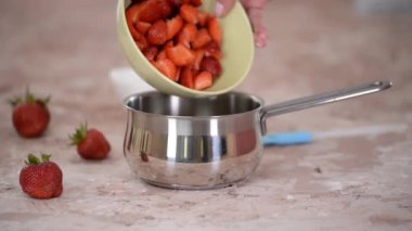 Çilek ve şekeri tencereye koyuyorum..