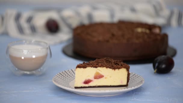 梅とチョコレートのクランブルとおいしい自家製チーズケーキのピース — ストック動画