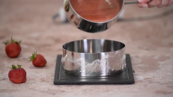 Konditorin Gießt Erdbeerpüree Einen Teigring Erdbeergelee Für Kuchen Machen — Stockvideo