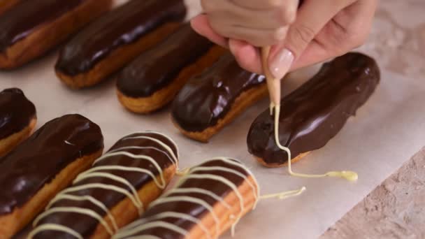 Pastelero Derrama Chocolate Blanco Las Pastas Francesas — Vídeo de stock