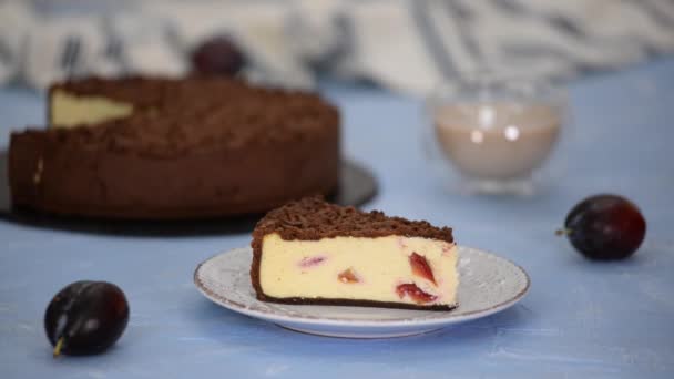 Stuk Heerlijke Zelfgemaakte Cheesecake Met Pruimen Chocolade Kruimel — Stockvideo