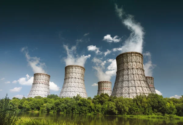 Torre de refrigeración de una central nuclear —  Fotos de Stock