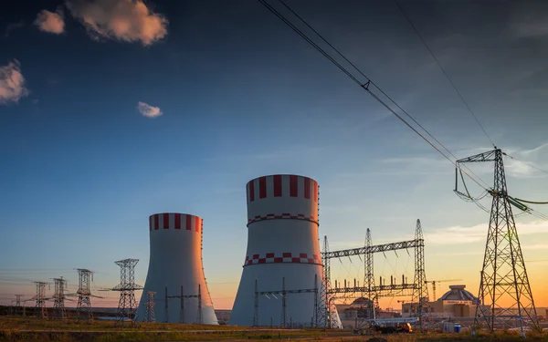 Torre de refrigeración de una central nuclear —  Fotos de Stock