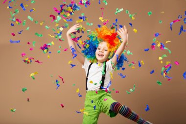 Küçük çocuk ise doğum kutlama palyaço peruk atlama ve having fun