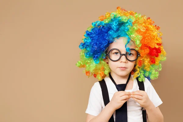 Gros plan Portrait de petit garçon en perruque de clown et lunettes — Photo