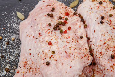 Biber, tuz ve defne yaprağı ile terbiyeli Hindi kanatları.