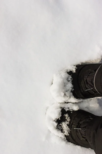 黑色靴子在雪地里 — 图库照片