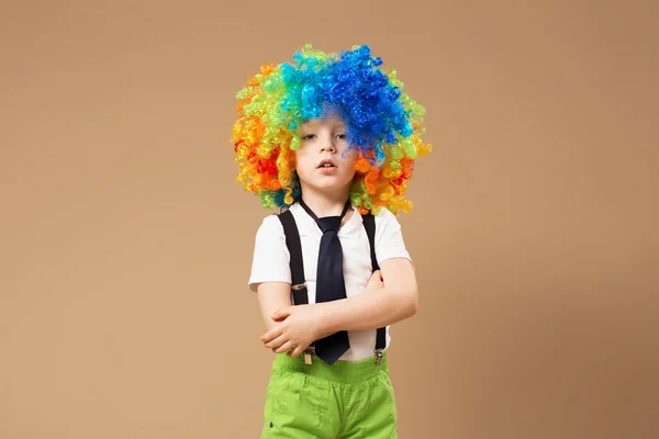 Piccolo clown ragazzo con i capelli colorati — Foto Stock