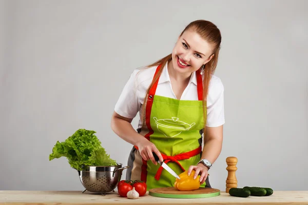 Bela sexy jovem mulher cozinhar fresco refeição — Fotografia de Stock