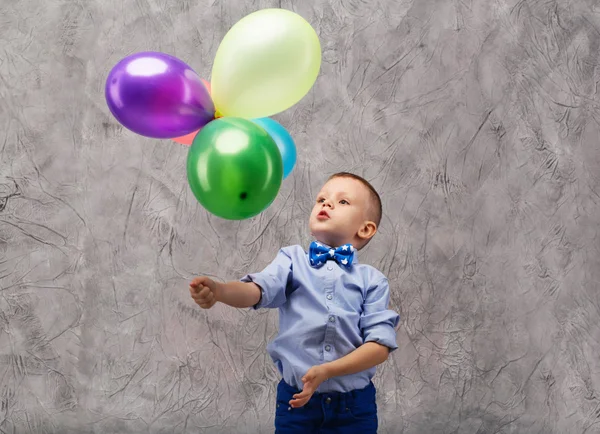 Menino de aniversário com balões multicoloridos — Fotografia de Stock