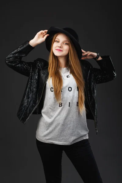 Портрет красивой молодой девушки в черной шляпе и коже j — стоковое фото