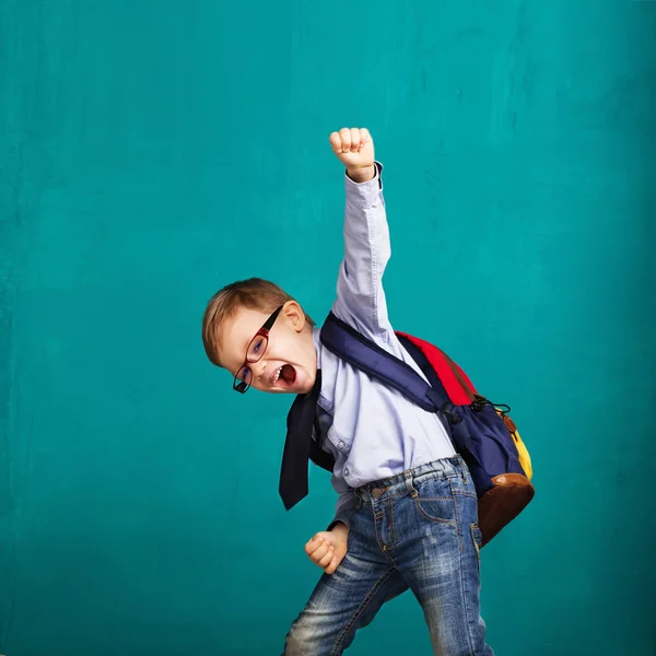 Sorrindo menino com grande mochila pulando e se divertindo — Fotografia de Stock