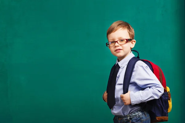 Мальчик в очках с большим рюкзаком — стоковое фото