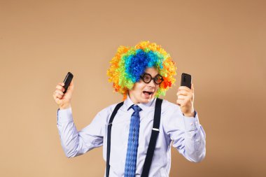 İşadamı yanıt çok sayıda telefon aramaları için. Holding iş adamı