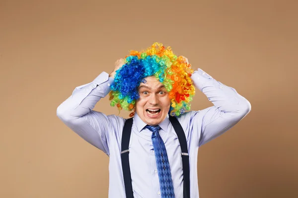 Hombre de negocios gritando con gran peluca colorida . —  Fotos de Stock