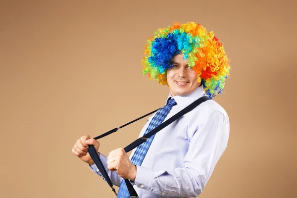 Närbild porträtt av affärsman i clown peruk — Stockfoto