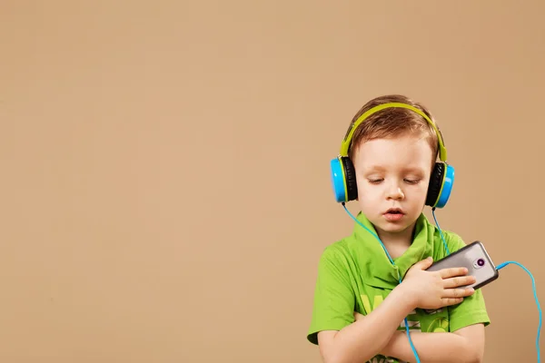 Menino nos fones de ouvido desfrutar de música — Fotografia de Stock