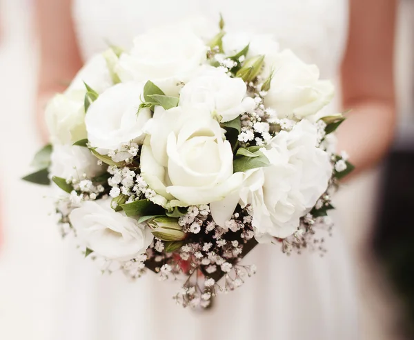 Nevěsta držící kytici bílých růží — Stock fotografie