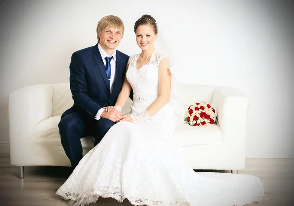 Foto de casamento atirar no estúdio branco total — Fotografia de Stock