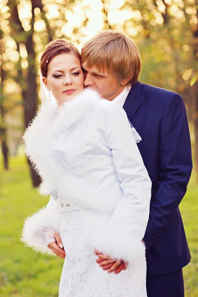 Foto de recém-casados felizes ao ar livre . — Fotografia de Stock