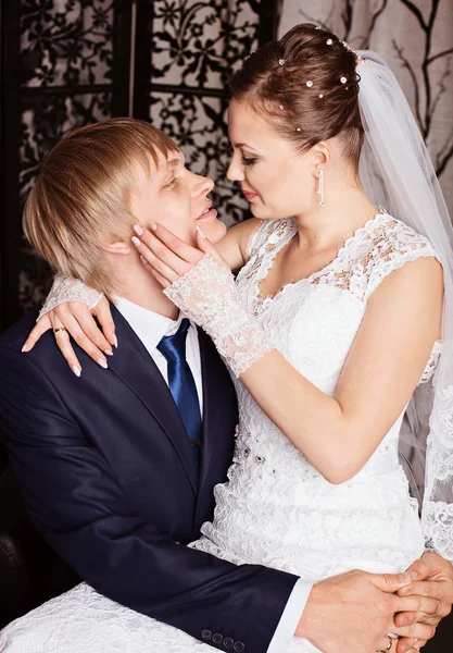 Novia y novio sentado en un banco en el estudio con vintage interi — Foto de Stock