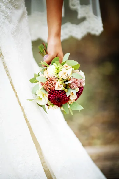 Lindo buquê de casamento em mãos de noiva — Fotografia de Stock