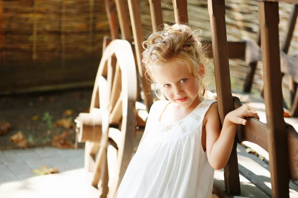 Retrato de uma adorável menina em idade pré-escolar com um penteado com ha — Fotografia de Stock