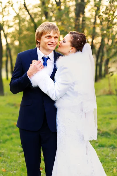 Schöne junge Braut und Bräutigam verliebt. — Stockfoto