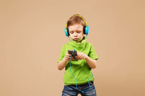 Menino nos fones de ouvido desfrutar de música — Fotografia de Stock