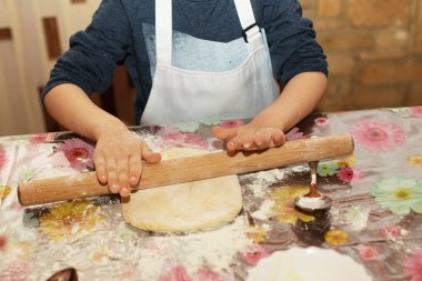 Çocuklar pizza yapmak. Küçük aşçı.